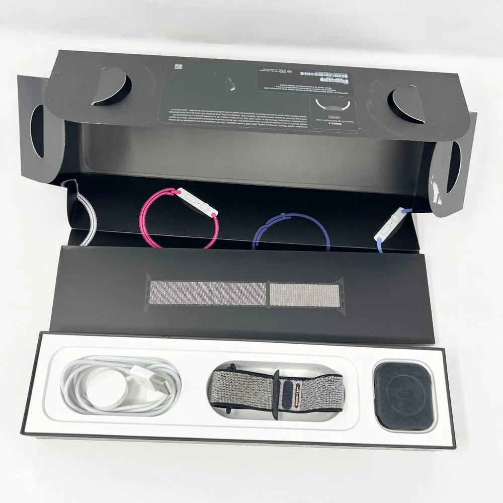 Apple Watch Nike Series 5 44mm Space Gray Aluminum Case GPS Sport Loop Gray